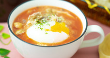 温泉卵と食べる鯖缶と冬野菜のトマトスープの画像