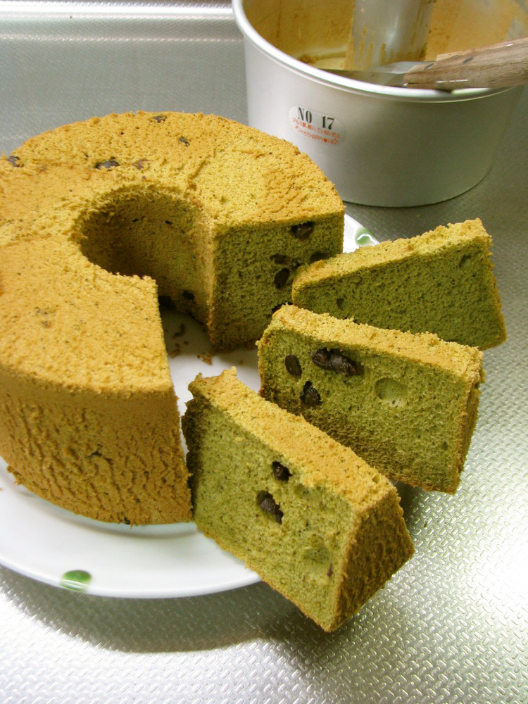 抹茶シフォンケーキ＊小豆入り by ぶるーぽぴー 【クックパッド】 簡単おいしいみんなのレシピが357万品