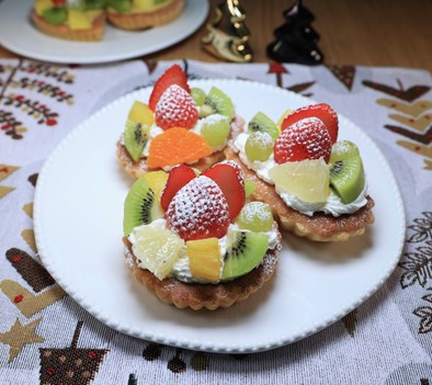 クリスマスミニフルーツタルトケーキ3種の写真