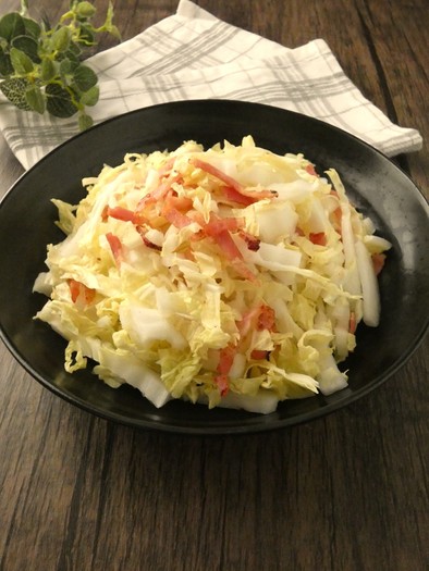 白菜とカリカリベーコンのサラダの写真