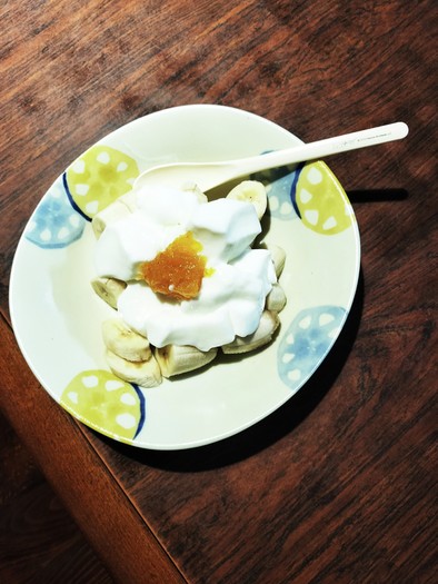 バナナ無糖ヨーグルトと柚子ジャムの写真