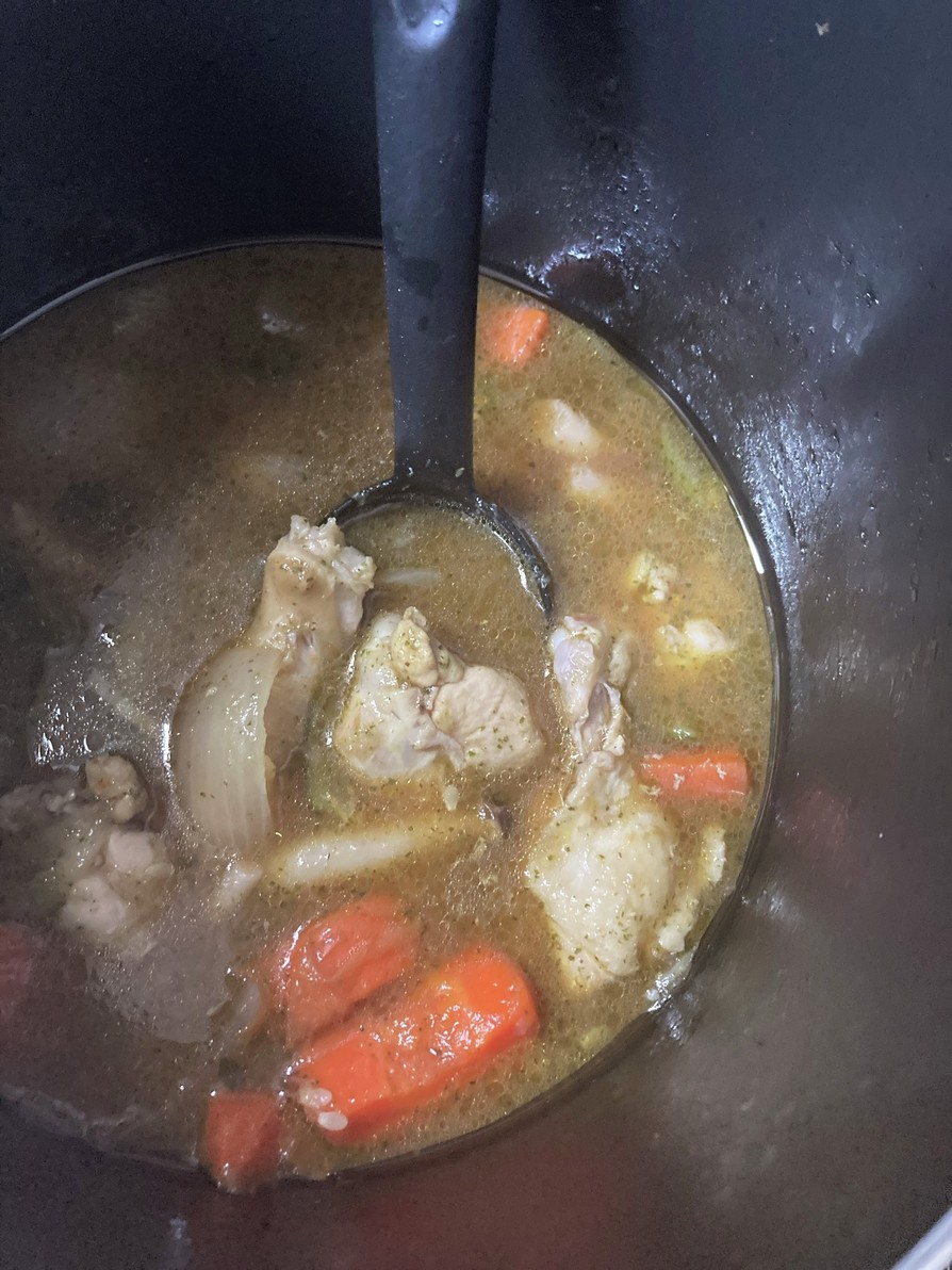 寸胴鍋で作る''鶏手羽元煮込みスープ''の画像