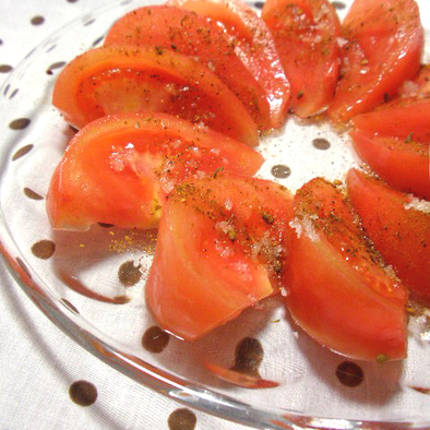 トマトに七味と塩をかけるだけ♪の写真