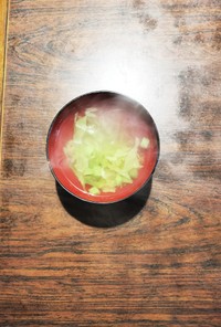 葉野菜と玉ねぎの和風出汁スープ