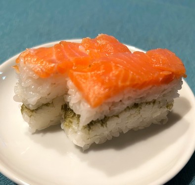 スモークサーモンの押し寿司の写真