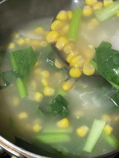 シャキシャキ小松菜コーンの中華スープの写真