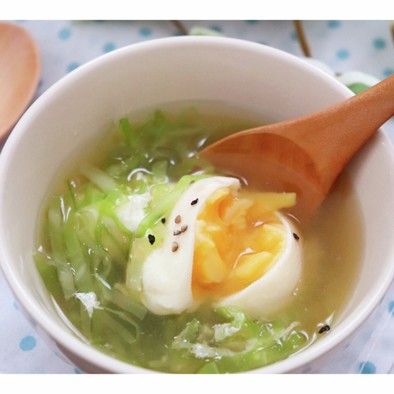 キャベツと落とし卵のスープの写真