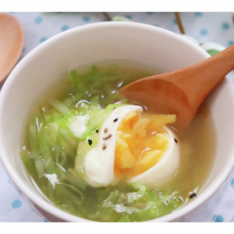キャベツと落とし卵のスープの画像