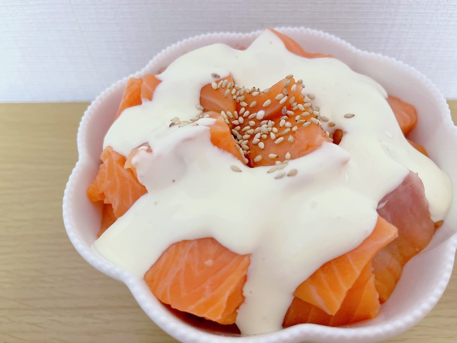 マヨネーズソースのサーモン丼の画像