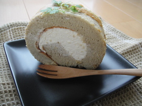 黒豆ペーストのロールケーキ