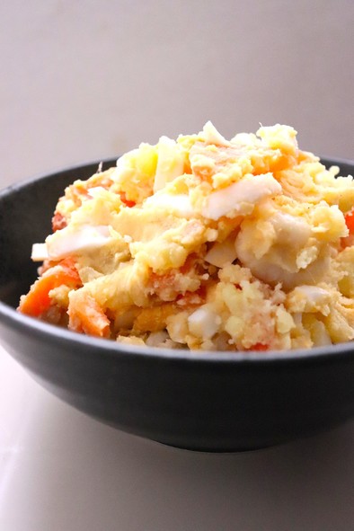 馬鈴薯さつま芋里芋とゆで卵のポテトサラダの写真