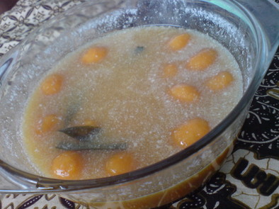 ビジサラック（果物の種に似せた汁団子）の写真