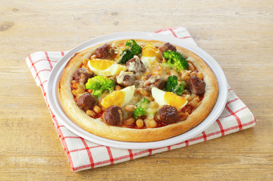 蒸し大豆とイシイのミートボールのピザの写真