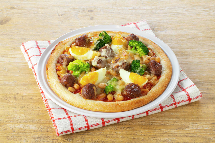 蒸し大豆とイシイのミートボールのピザの画像
