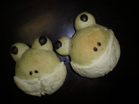 緑茶(抹茶)パンで「かえるメロンパン」♪