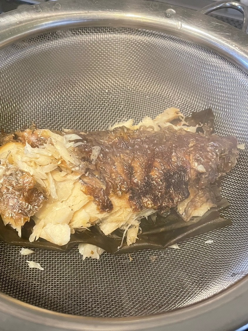 正月焼き鯛を、昆布と蒸して食べ尽くしの画像