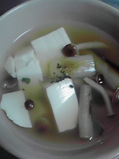 豆腐と焼き葱と焼きのこのスープの写真