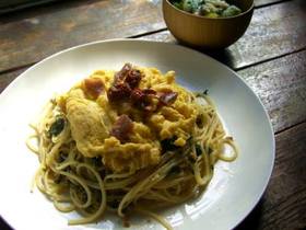 アンチョビとオリーブのパスタ ふわ卵のせ