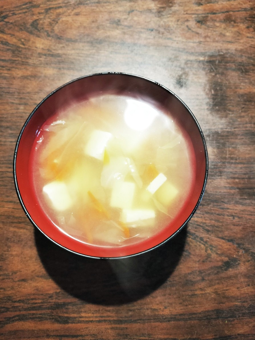 キャベツと人参とお豆腐のお味噌汁の画像