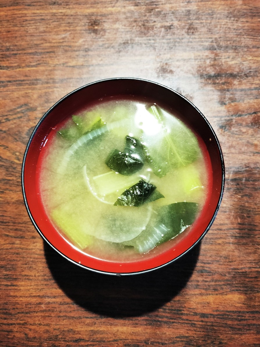 小松菜と玉ねぎの味噌汁の画像
