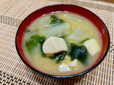かぶと豆腐とわかめのお味噌汁の写真