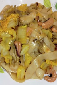 イカの塩辛と白菜と舞茸の焼きうどん