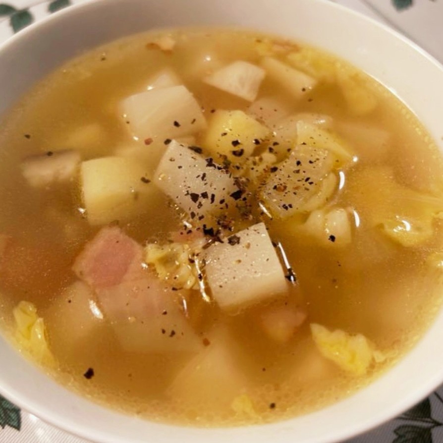 野菜とベーコンのスープの画像
