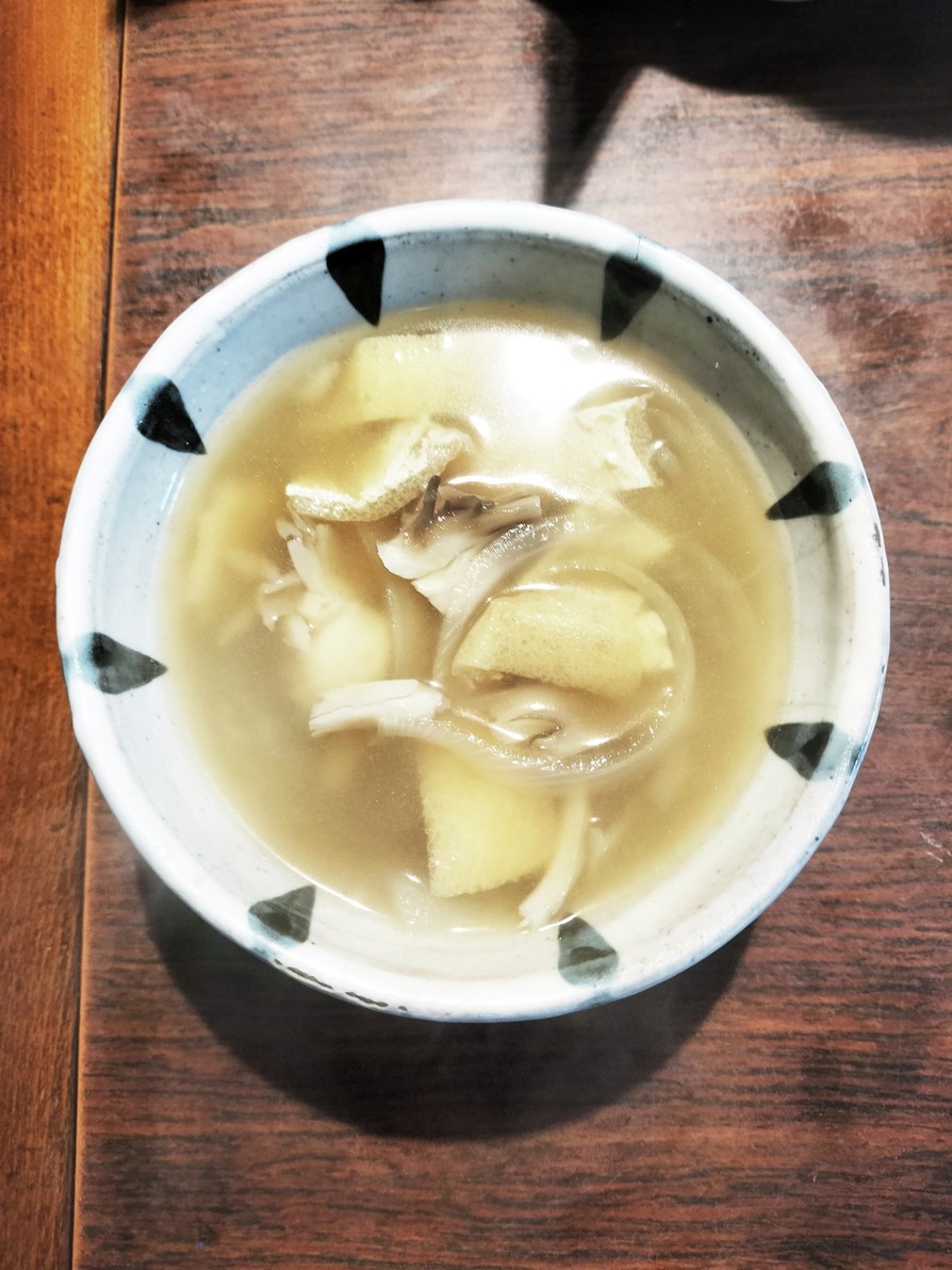 揚げと舞茸と玉ねぎのお味噌汁の画像