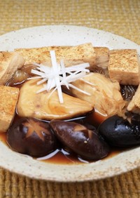 メカジキと焼き豆腐と椎茸と結び白滝の煮物