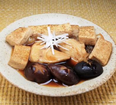 メカジキと焼き豆腐と椎茸と結び白滝の煮物の写真