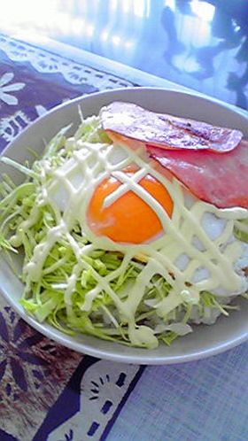 簡単ランチ 半熟卵のキャベツ丼