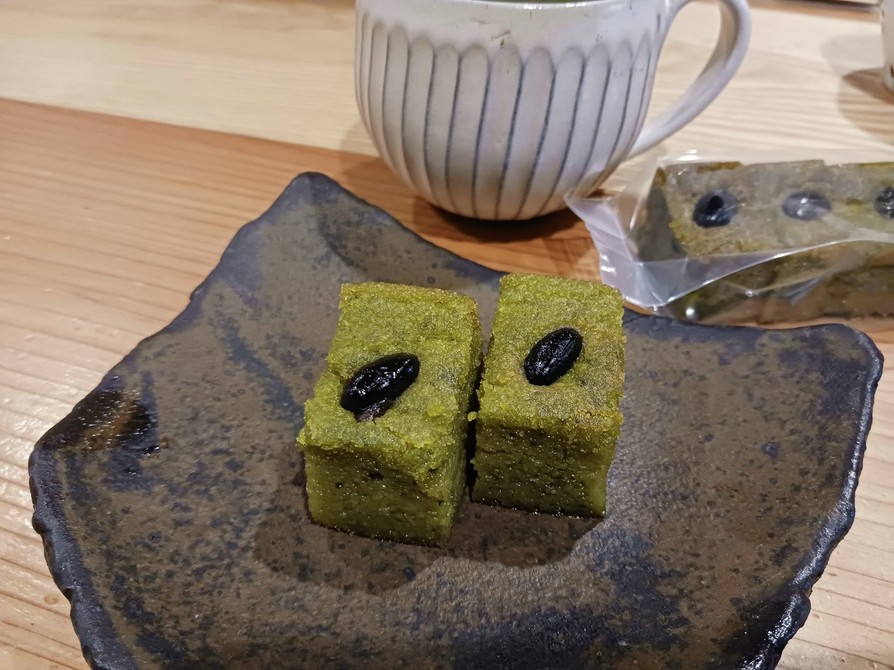 和風カヌレのような抹茶もちケーキの画像