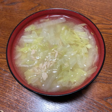 白菜とツナの味噌汁の写真
