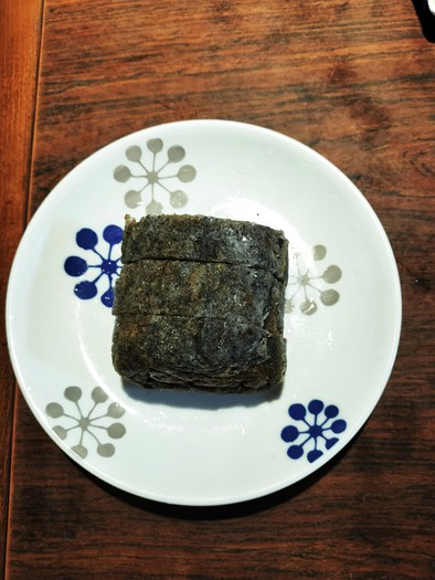 黒すりごまとお米のプチケーキの写真