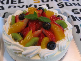 15センチのレアチーズケーキフルーツの森