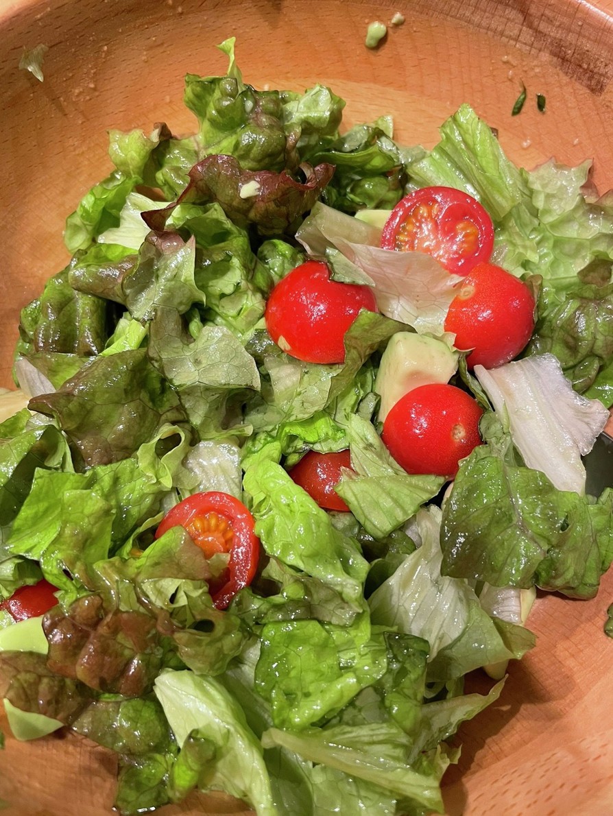 レタスを食べるアボカドトマト入りサラダの画像