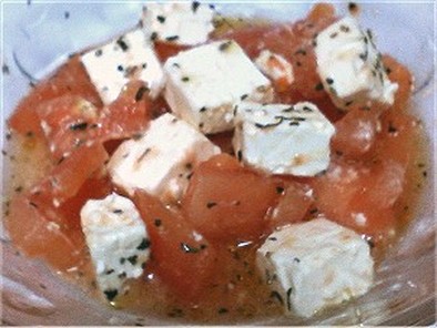 トマトとクリームチーズのシンプルサラダの写真