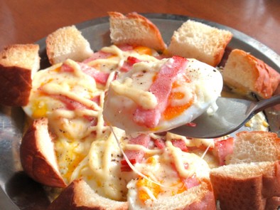 【 ベーコンと半熟卵のマヨチーズ焼き 〗の写真