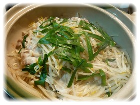 もやしとニラと豚バラの土鍋蒸し