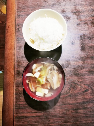 木綿豆腐と舞茸の減塩味噌汁の写真