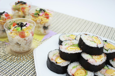 【梅ごはん】簡単サラダ巻きとカップ寿司の写真