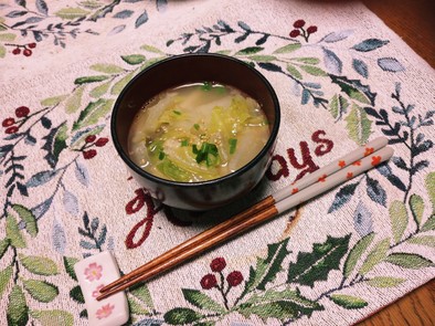 簡単！松山揚げと大根と白菜と舞茸の味噌汁の写真