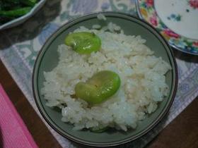 色鮮やかな そら豆ごはん