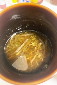 生姜でぽかぽか、めかぶスープ。