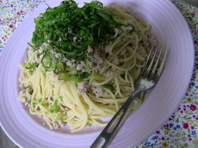 ひき肉と葱のスパゲッティー*大葉のせ