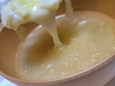 チーズがとろーり、白菜のお味噌汁の写真