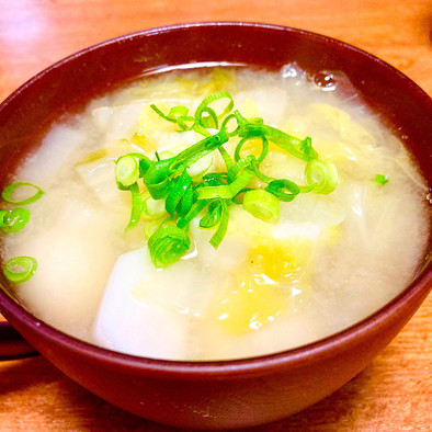 里芋と白菜の具沢山味噌汁の写真