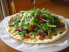 牛肉と野菜たっぷりのピザ