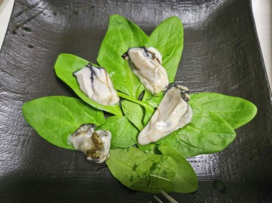 華やぐ夕食！生牡蠣と法蓮草のカルパッチョの写真