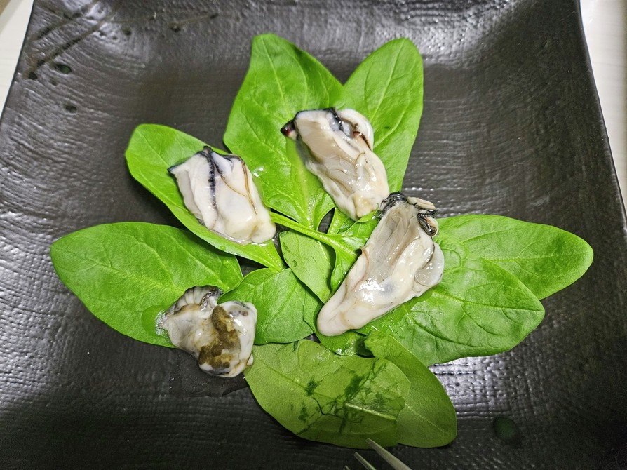 華やぐ夕食！生牡蠣と法蓮草のカルパッチョの画像
